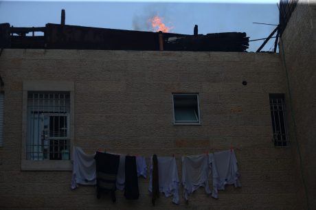 שריפה בבניין מגורים בי-ם: ילדים חולצו מהחלונות