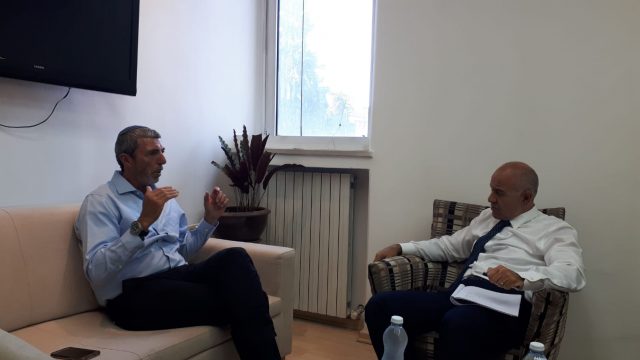 פגישת עבודה ראשונה (ללא קרדיט)