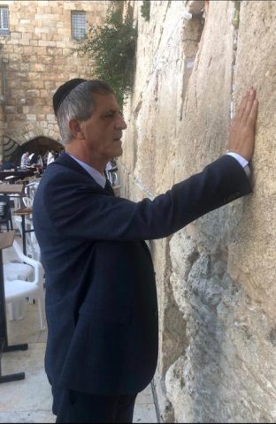 עו"ד אבי חימי בכותל. באדיבות המצלם