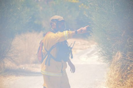 במהלך כיבוי השריפה מפקדת הכבאים נפלה לבור