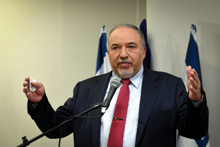 ליברמן בתגובה ראשונה להחלטה נגד נתניהו