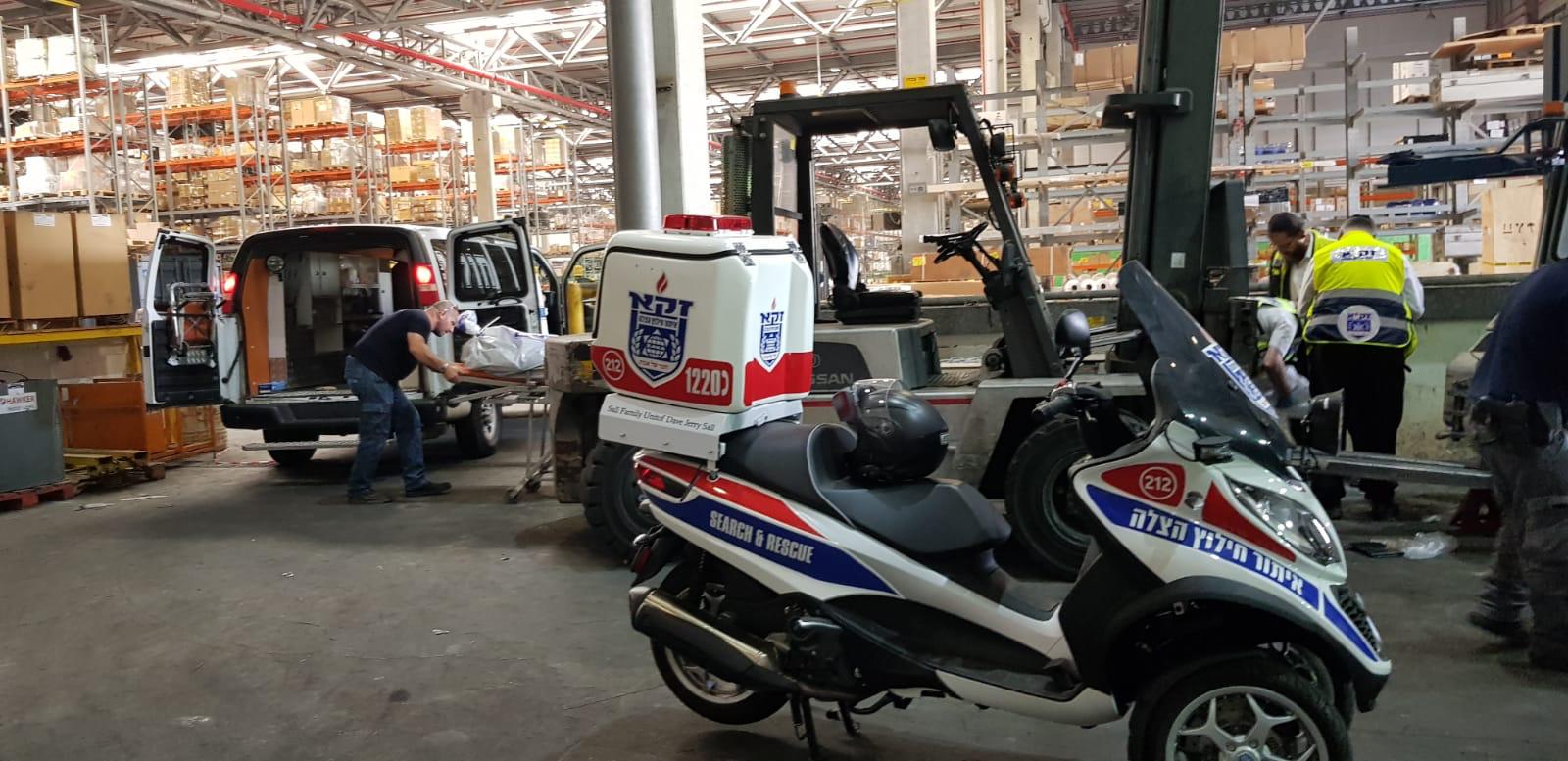 פועל נהרג בהתהפכות מלגזה במסוף בנתב"ג