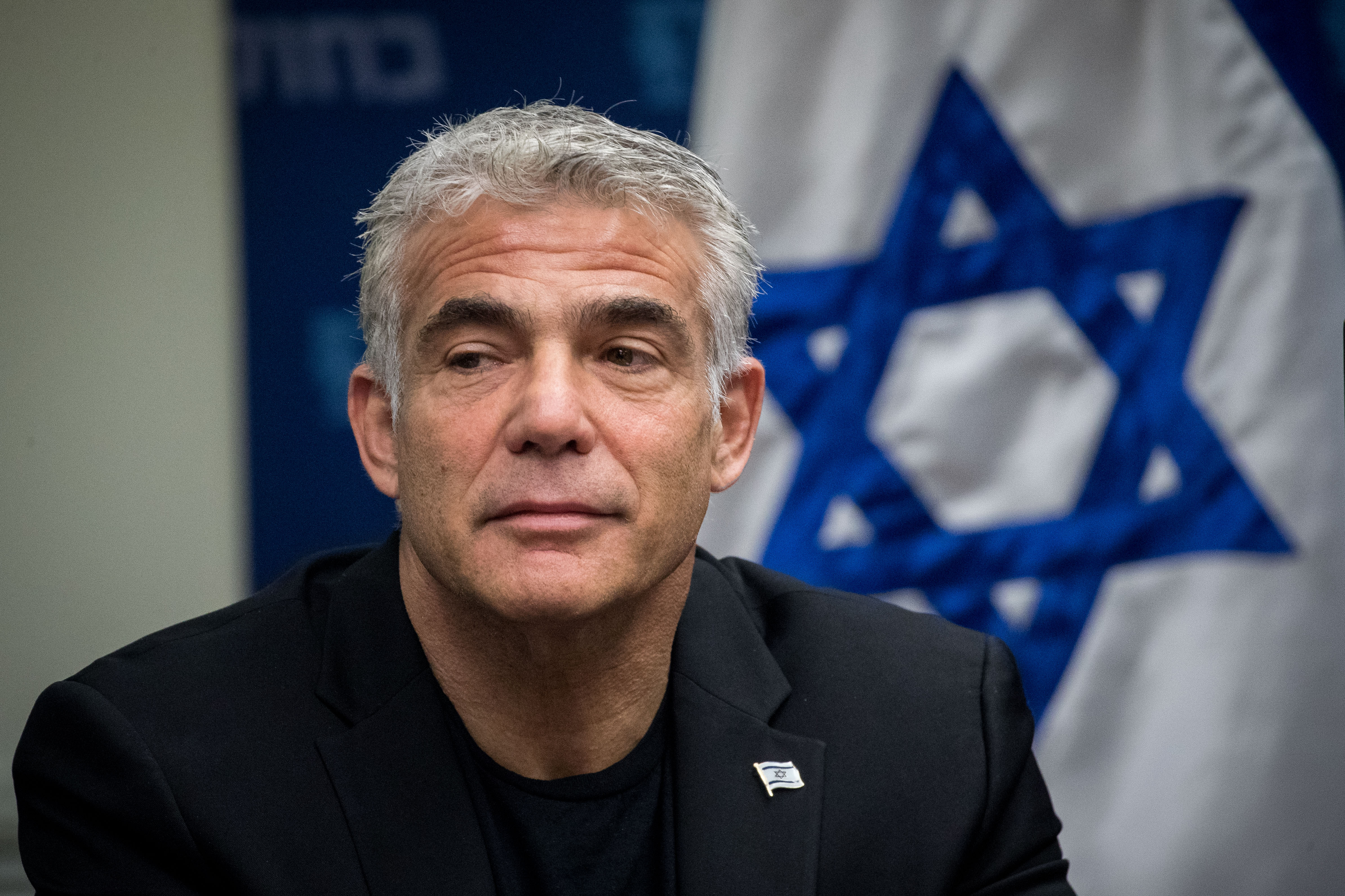 אאוץ': לפיד צייץ, נתפס בשקר ונאלץ לתקן