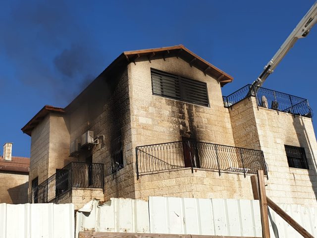 משפחה בת 10 נפשות חולצה מדירה בוערת בי-ם