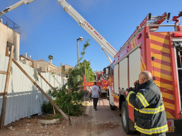 משפחה בת 10 נפשות חולצה מדירה בוערת בי-ם