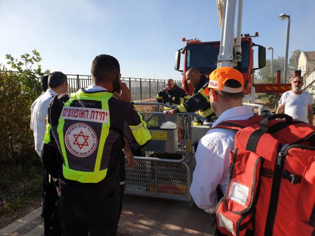משפחה בת 10 נפשות חולצה מדירה בוערת בי-ם