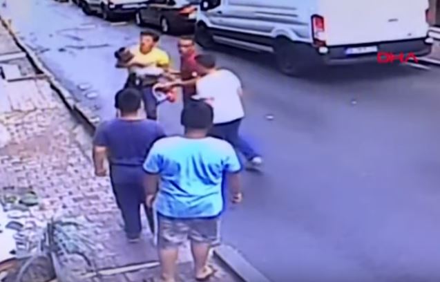 תיעוד דרמטי: אדם תפס תינוק שנפל מקומה שנייה