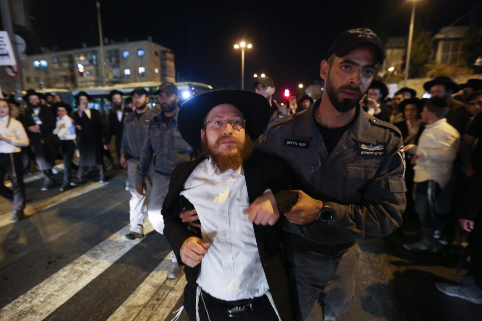 תיעוד מכוער: מקרה שלישי של שוטר מושך בפאות חרדי