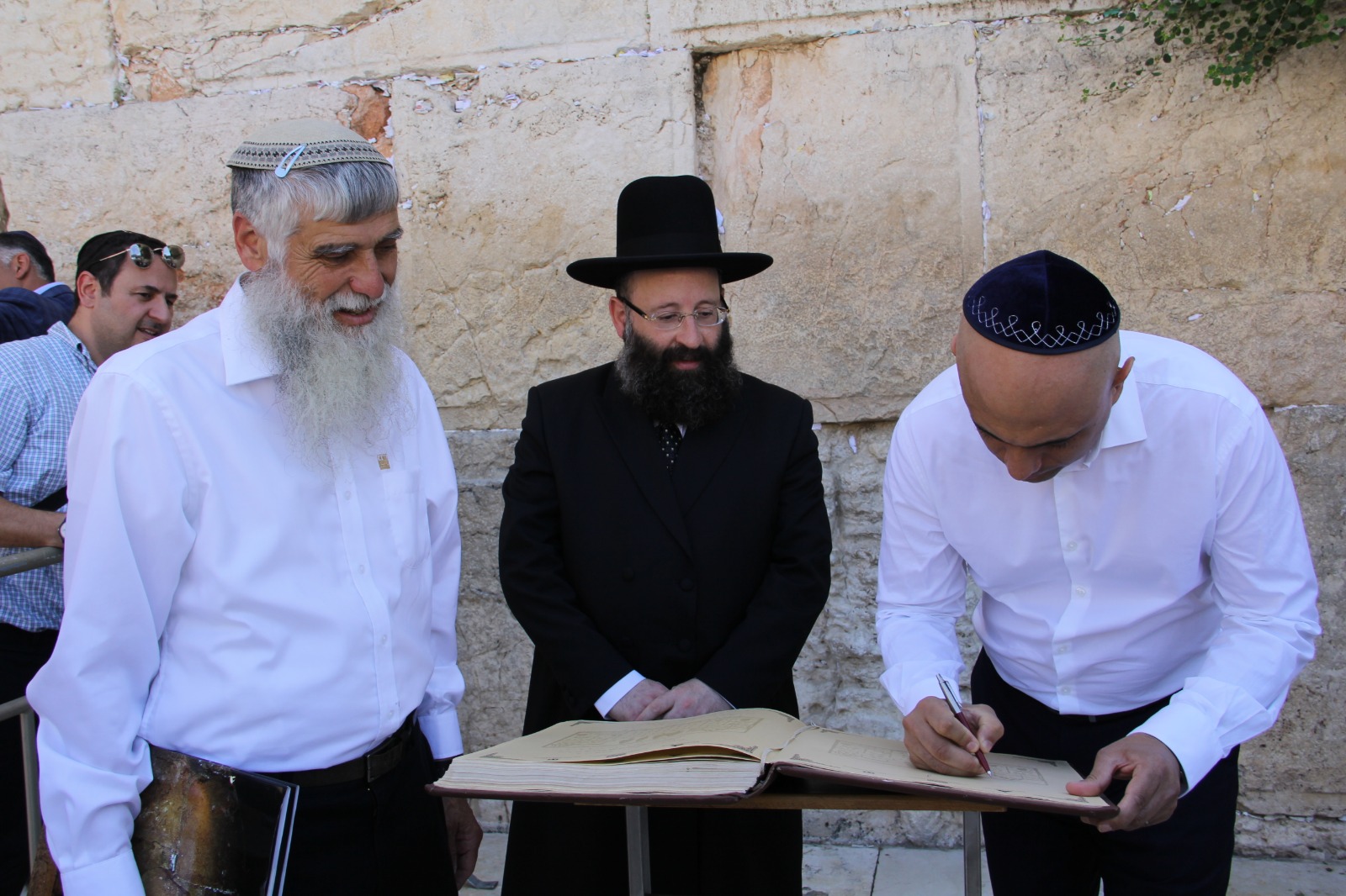 לראשונה: שר הפנים של בריטניה ביקר בכותל המערבי