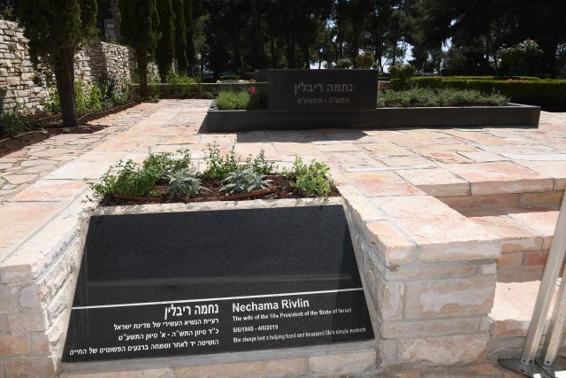 המצבה של נחמה ריבלין ז"ל