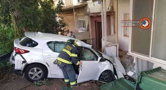 תיעוד מהזירה:איבדה שליטה על הרכב ועפה לחצר מגורים