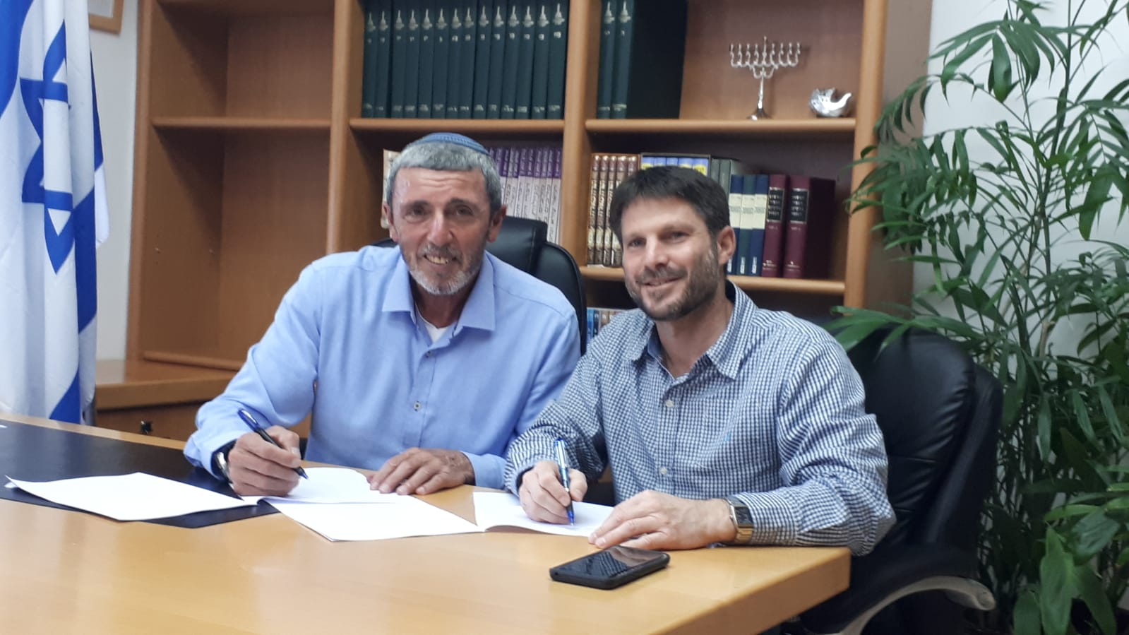 חיבור ראשון בימין: הרב פרץ וסמוטריץ' חתמו על הסכם