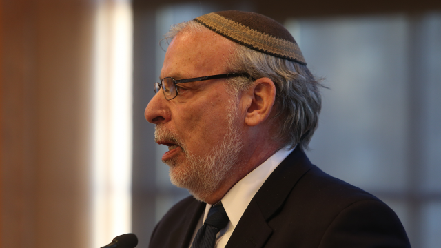 דב הייקינד, תובע את אוקסיו-קורטז
