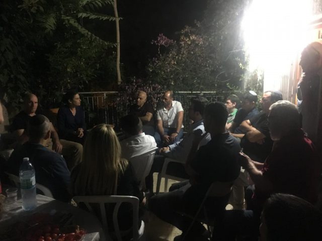 מפגש מצומצם וראשוני באדיבות המצלם)