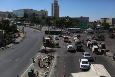 בדרך לפקקים: הכניסה לי-ם נחסמה • צפו בגלריה