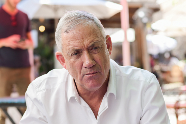 גנץ מגן על הרב פרץ: "אוהב אותו, אך זו סטייה חמורה"