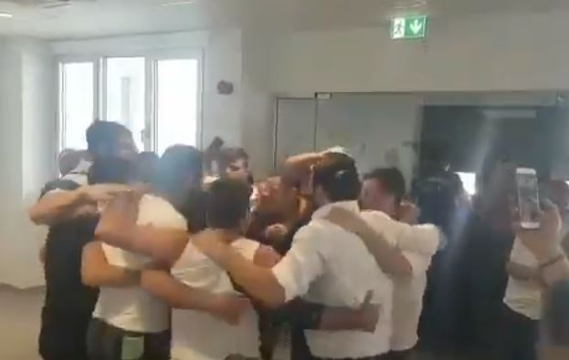 בשיר חסידי: הנערים חוגגים את השחרור מקפריסין. צפו