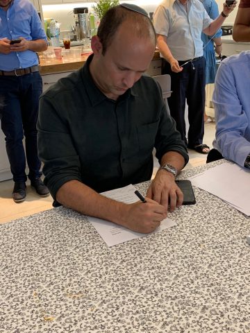 הימין החדש חותמים על ההסכם.