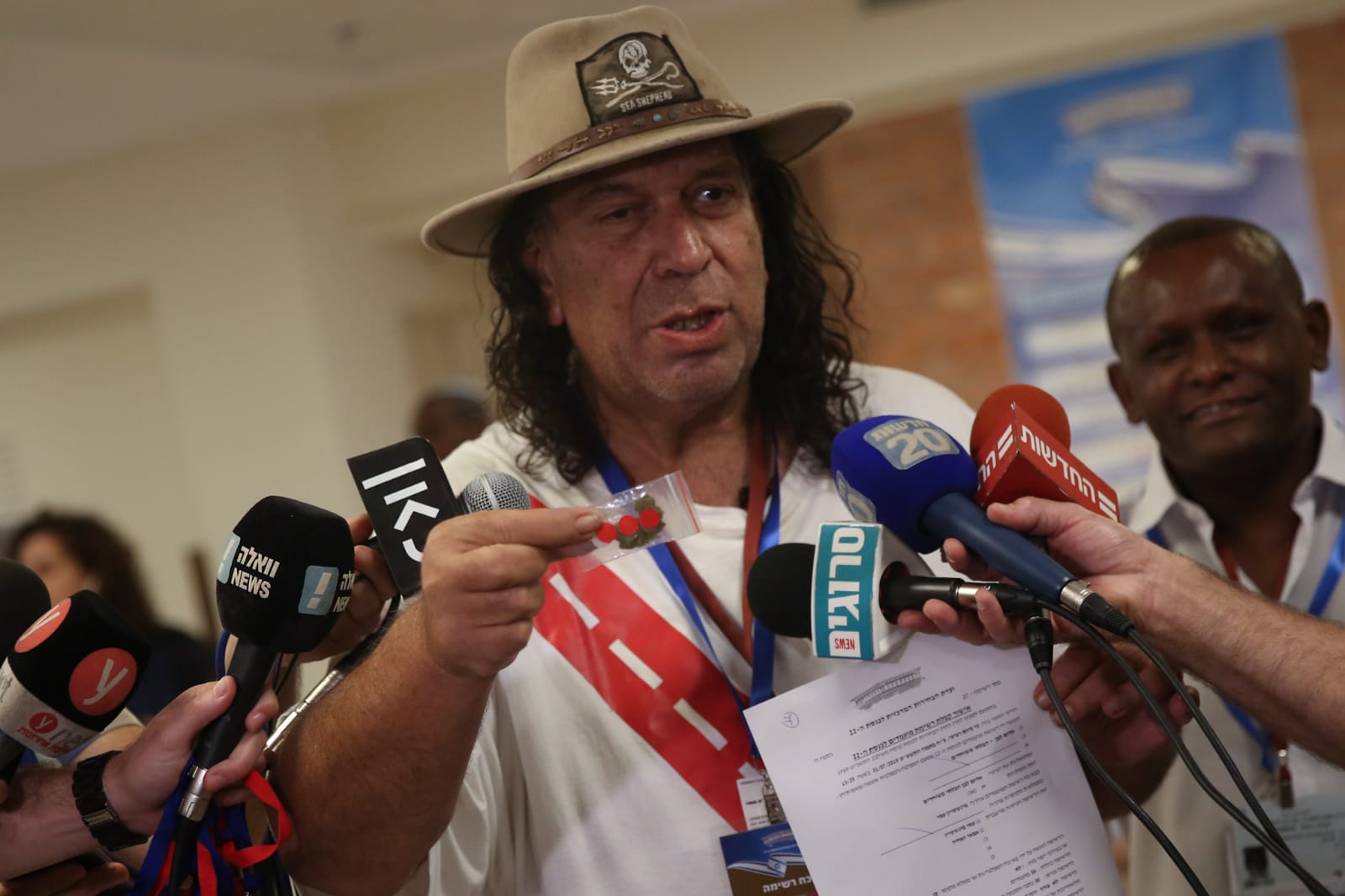רשימת אדום לבן לקחה פתק והיו"ר נופף בשקית גראס
