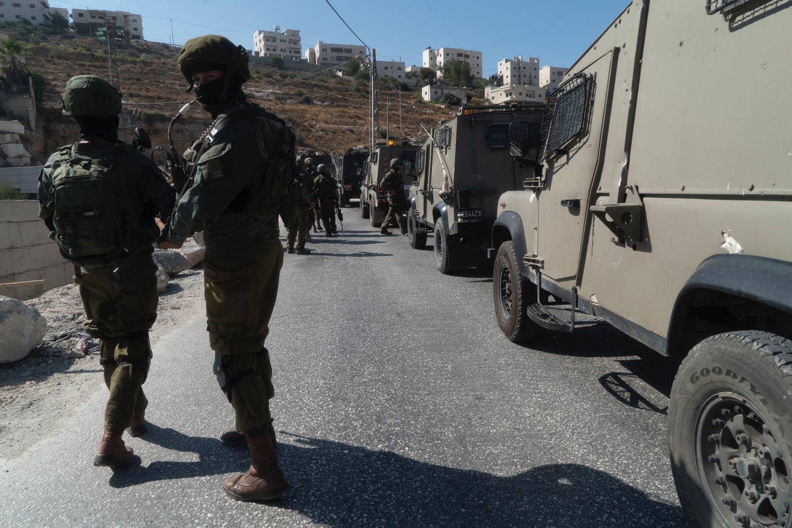 דובדבן עצרה חולית מחבלים שיידו סלע, ממנו נפצע מ"פ