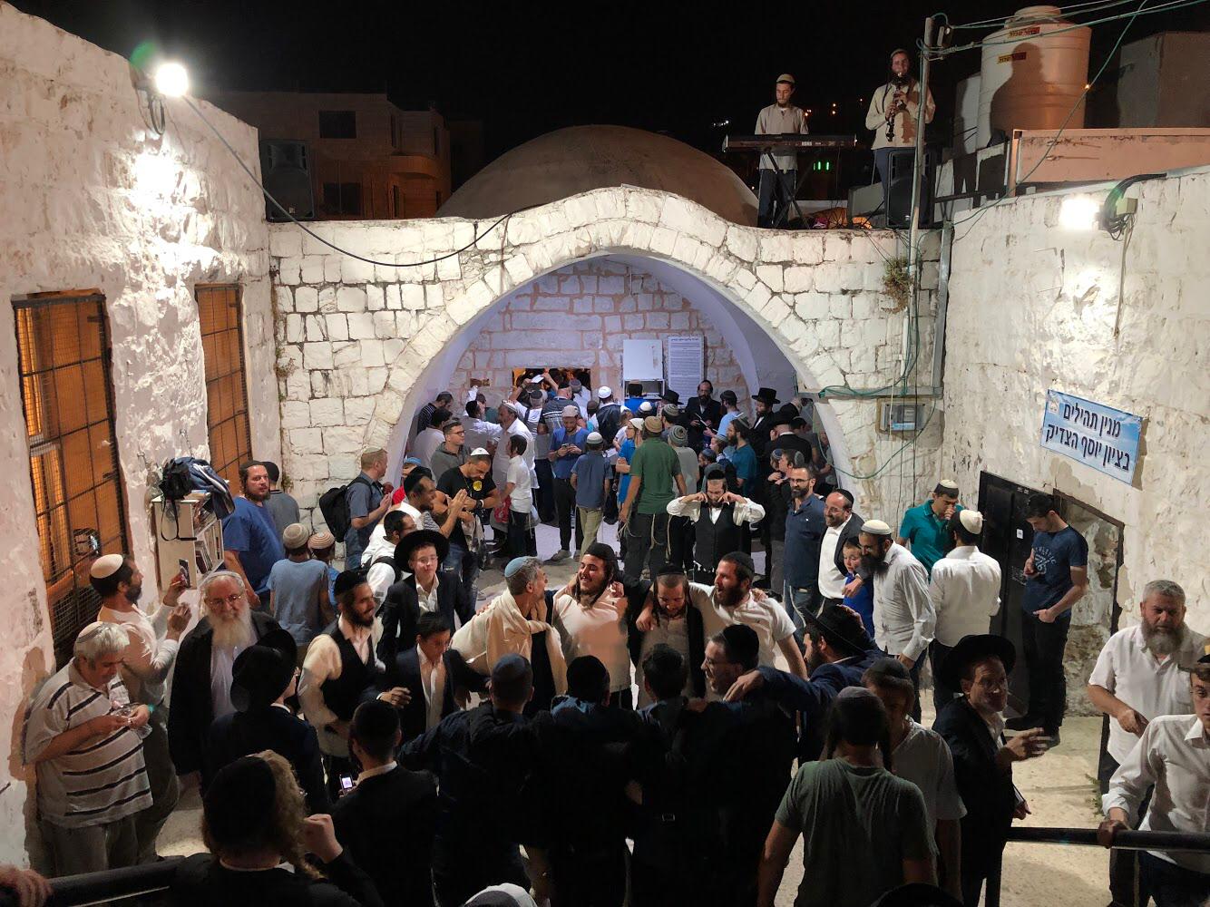 מטען ואבנים: כאלף איש התפללו הלילה בקבר יוסף
