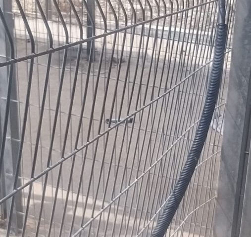 מטען הצינור מבעד לסורגים (קרדיט