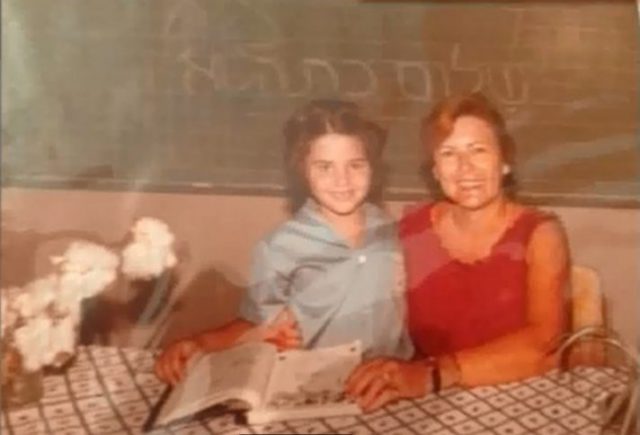 בתמונה: איילת שקד והמורה גילי בכיתה א'