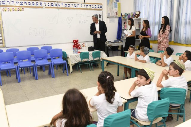 פרץ פותח את שנת הלימודים במודיעין
