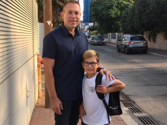 ארדן עם בנו