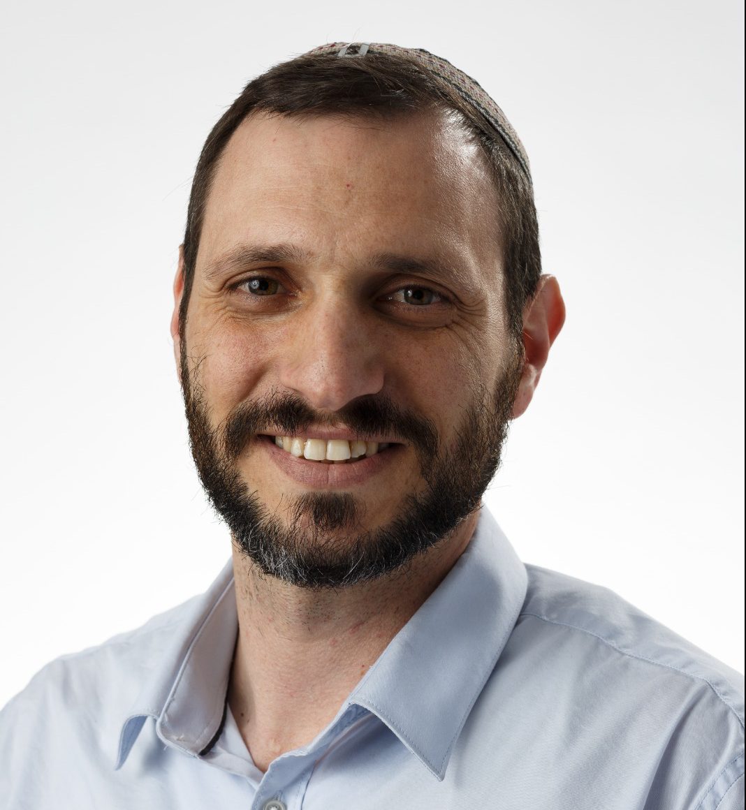 "מנצלים בחורות תמימות להחדיר אג'נדה לצבא"