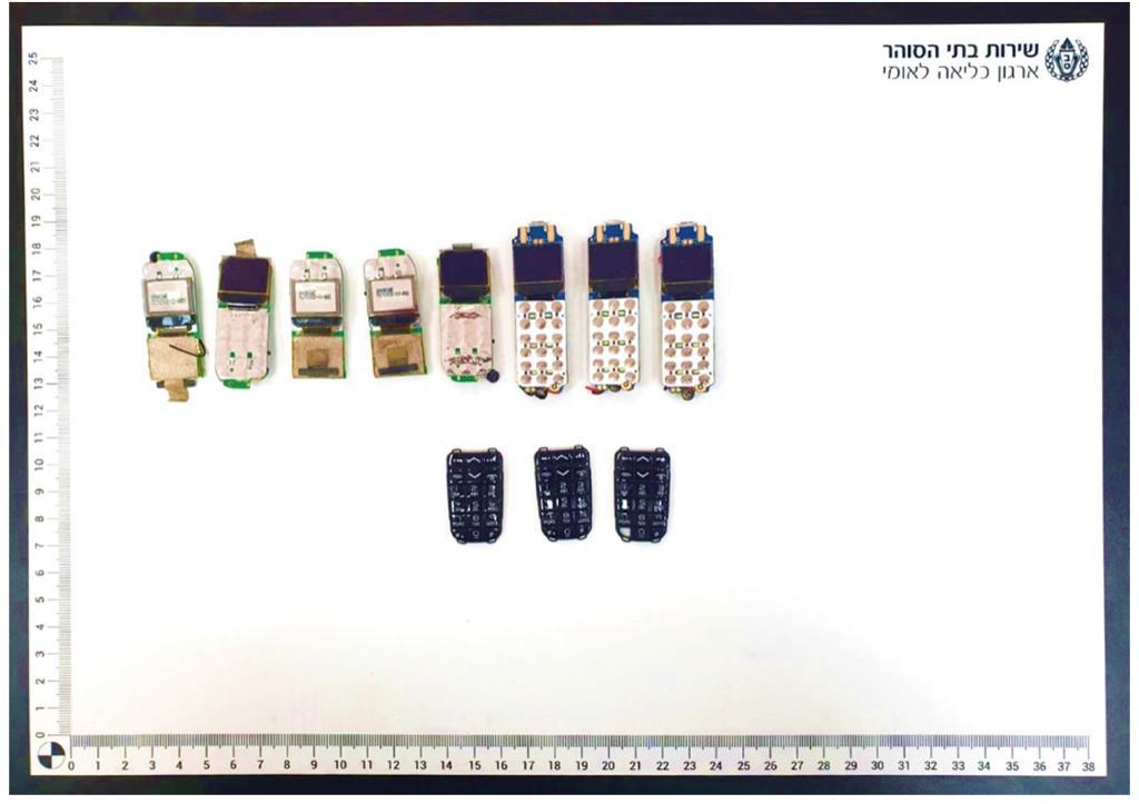 נעצרו בכוונה כדי להבריח טלפונים למחבלים בכלא
