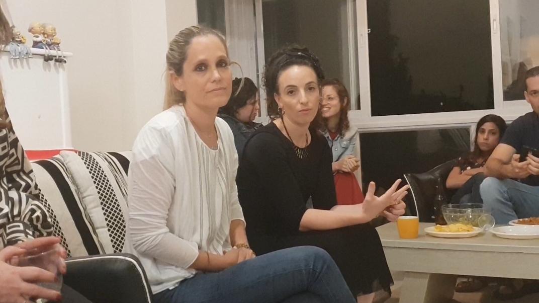 רוני ססובר פורשת מימינה; זו הח"כית במקום סילמן