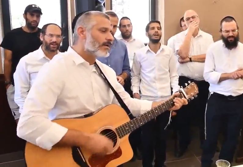 חשמל באוויר: אביתר בנאי עם גיטרה ודיבוק חברים • צפו: