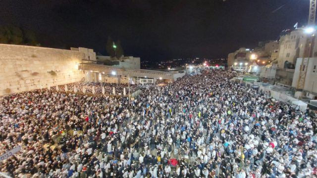 עוצמתי: רבבות בסליחות האחרונות של תשע"ט. צפו