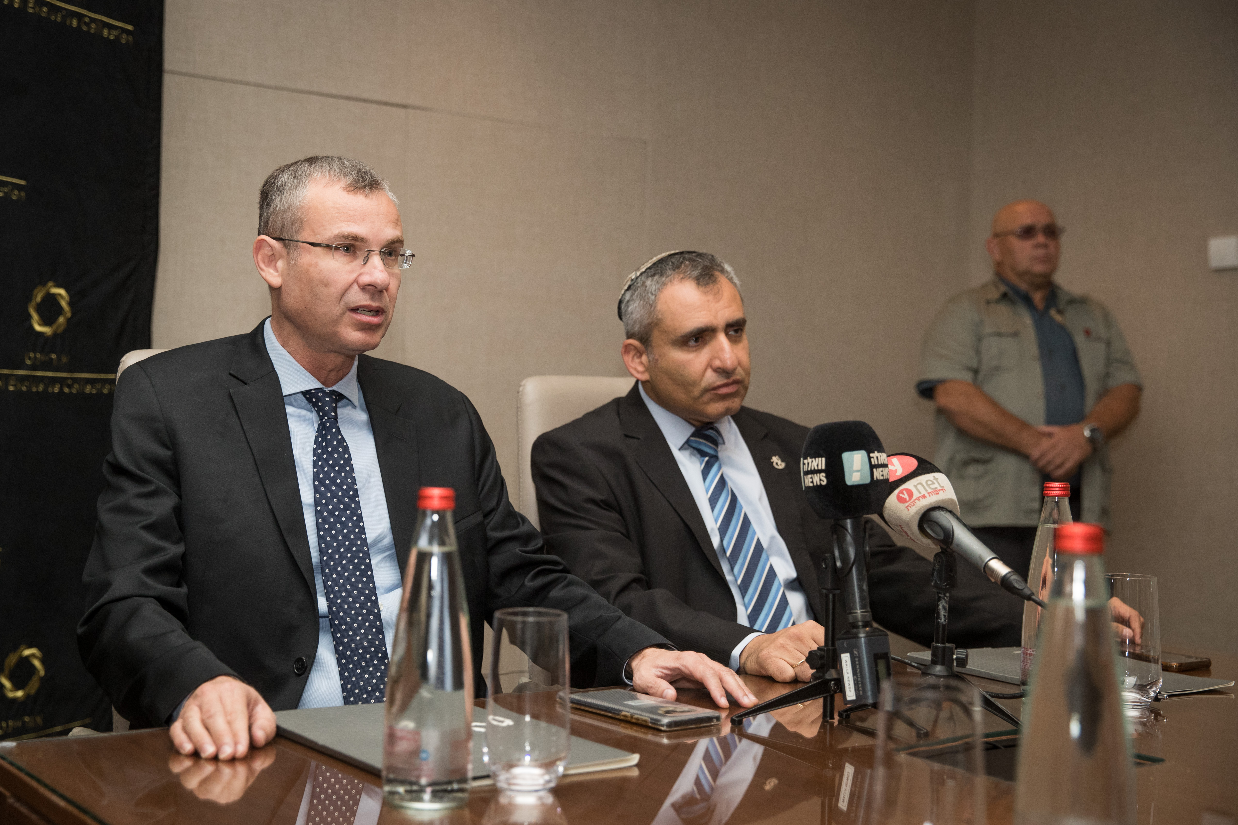נציגי הליכוד וכחול לבן נפגשו לפתור את המשבר בממשלה
