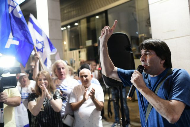 לקראת השימוע: פעילי ליכוד הגיעו להפגין נגד מנדלבליט
