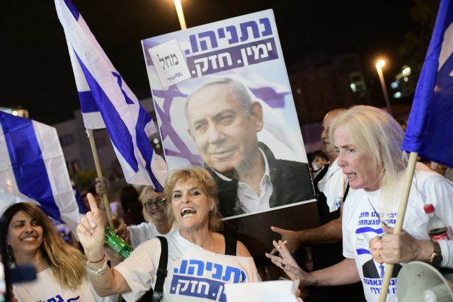 לקראת השימוע: פעילי ליכוד הגיעו להפגין נגד מנדלבליט