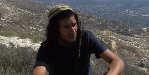 צפו: נער הגבעות שמתעלם מהצו המנהלי, ונאחז במאחז