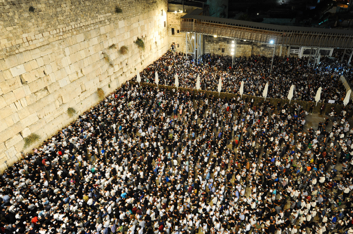 סליחות בכותל עם רבבות עמך ישראל לפני יום הדין