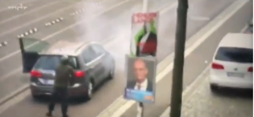 צפו בתיעוד מגרמניה: המחבל יורה על בית הכנסת