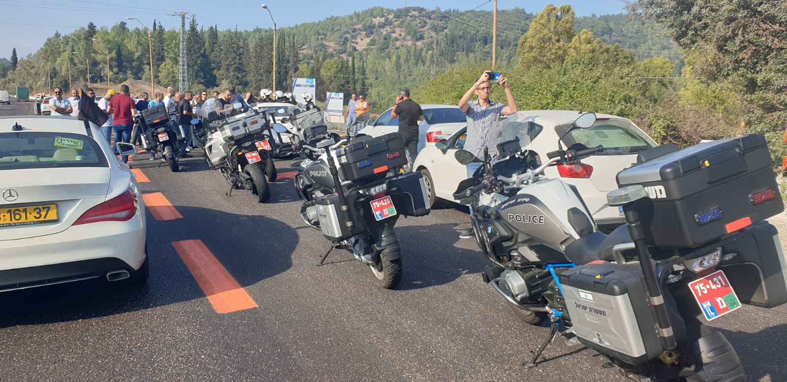 צפו במחאת הערבים: ח"כ אחמד טיבי חוסם את כביש 6