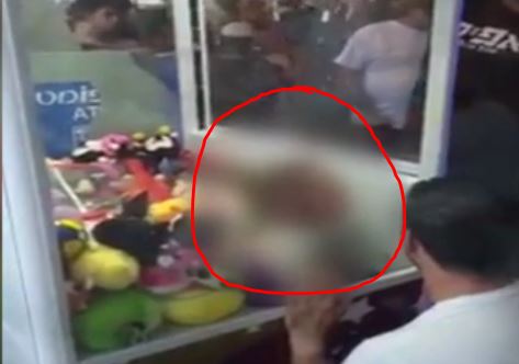 דרמה במהלך החג:ילד נתקע בתוך מכונת בובות. צפו