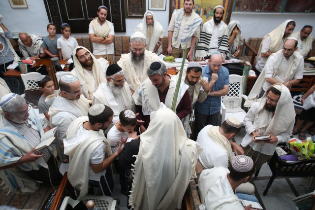 מרהיב: מאות בתפילת 'הלל' עם הרב שמואל אליהו. צפו