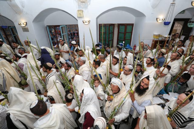 מרהיב: מאות בתפילת 'הלל' עם הרב שמואל אליהו. צפו