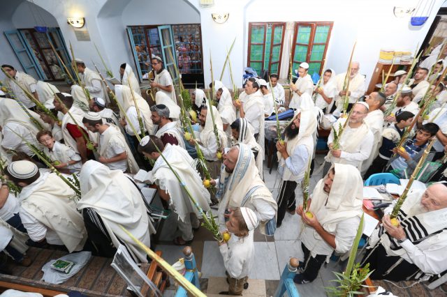 מרהיב: מאות בתפילת 'הלל' עם הרב שמואל אליהו. צפו