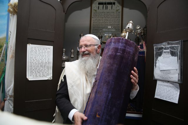 מרהיב: מאות בתפילת 'הלל' עם הרב שמואל אליהו. צפו