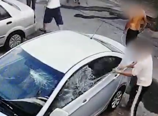 צפו: נפצו רכבים עם מוטות ברזל בסכסוך משפחה