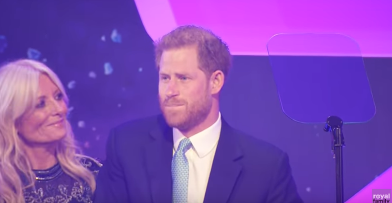 באמצע נאום: הנסיך הארי נחנק מדמעות. צפו