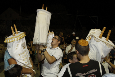 בלי להתקע באמצע: רשימת שירים מלאה לשמחת תורה