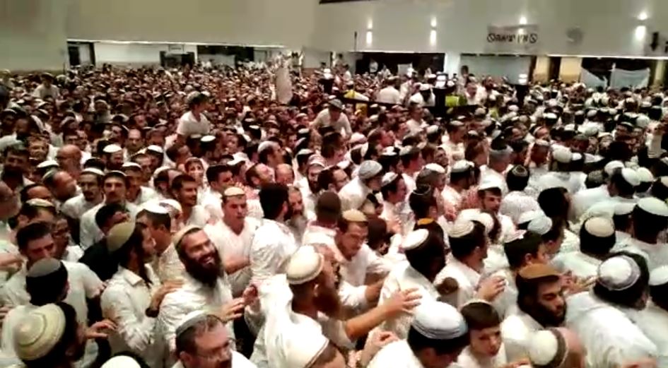 אלפי גברים ונשים בהקפות השניות ב'הר המור'. צפו